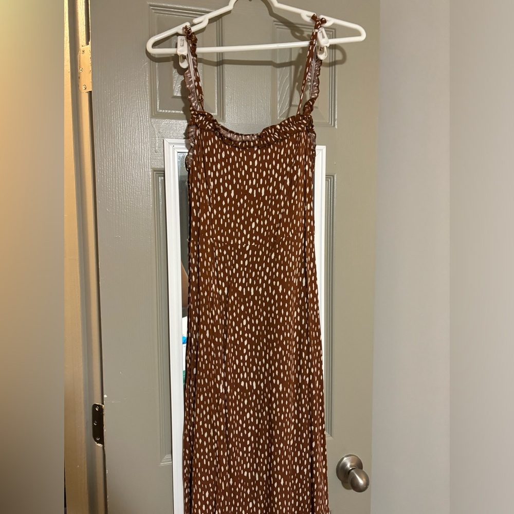 Beautiful summer dress. Francesca’s printed midi dress. Cotton!🤎🤎